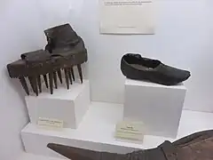 Chaussure « écrase châtaigne » et galoche