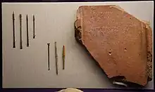 Tegula ou tuile romaine trouvée par Albert Théobald, son frère, à Montenach, au printemps 1922 au lieu-dit Leinstroff, aujourd'hui au Musée de la Cour d'Or de Metz, avec une inscription au stylet d'un décompte de temps, en latin, des ouvriers.