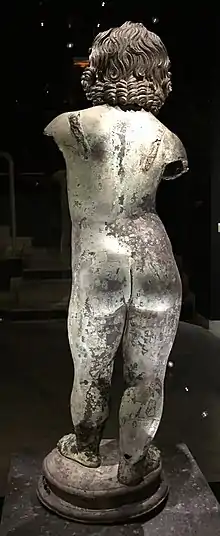 Éros, bronze, vu de dos.