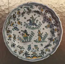 Assiette circulaire, décor polychrome de grand feu