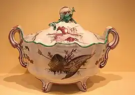 Pot à oille, par Savy, au musée de la Faïence (Marseille).