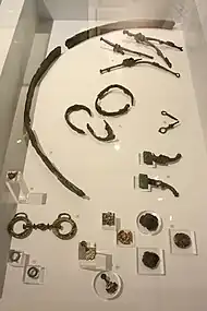 Éléments de la tombe à char d'Orval exposés au printemps 2013.