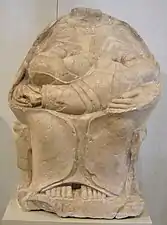 Kourotrophos : figure féminine portant des jumeaux. Megara Hyblaea, nécropole ouest, -550.