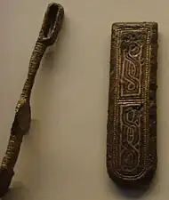 Artefacts germaniques (lombards) en fer (déformés par la rouille) damasquinés avec or et argent, Ve – VIIe siècles.