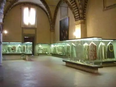 Le réfectoire et ses vitrines.