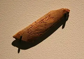 Tête de cheval gravée. Os, 4 cm. Neues Museum. Collection du Museum für Vor- und Frühgeschichte.