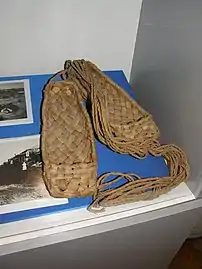 Une paire de laptis, musée d'histoire de la métallurgie de Donetsk, 2009