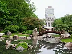 Le ponton en bois du jardin japonais.
