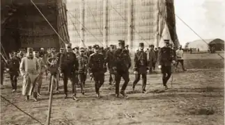 Mustapha kemal (à gauche)  et des généraux devant un hangar à dirigeable.