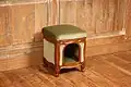 Réplique d'un pouf à chat d'époque de style Louis XV.