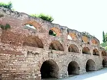 Mur de soutènement du château construit au XVIIIe siècle.
