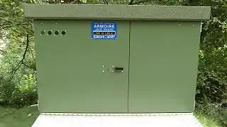 Poste électrique avec la mention « Armoire haute tension - Pont de l'Oulle - Danger de mort ».