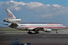 Le McDonnell Douglas DC-10 d'American Airlines impliqué (N103AA), ici à l'aéroport international de San Francisco en mars 1977, cinq ans après l'incident