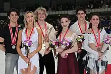 Sur le podium du Trophée NHK 2009 avec Meryl Davis & Charlie White et Vanessa Crone & Paul Poirier