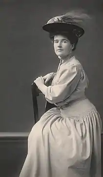 Lucia Chamberlain (en), écrivaine, photographiée par Zaida Ben-Yusuf en 1908.