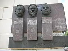 Monument sur la façade du théâtre.