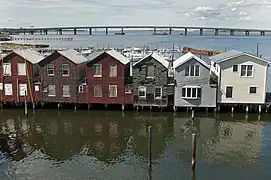 Littoral de la baie de Jamaica avec le Cross Bay Bridge en arrière plan.