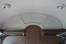 Cloison métallique et appliques.