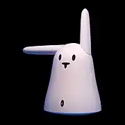 Appareil blanc formé d'un cône arrondi et deux oreilles en guise d'antennes