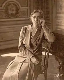 Photographie sépia d'une femme assise au piano.