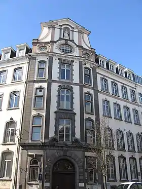 Façade en coin, avec statue de Notre-Dame de la Paix
