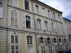 Immeuble, au no 13.