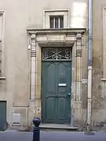 Porte d'entrée, au no 25.