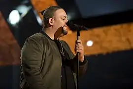 Nano, inteprétant Hold On.