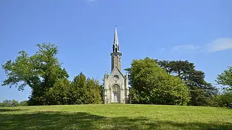 La chapelle au sein du parc.