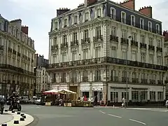 Immeuble d'habitation massif, de cinq étages.