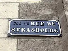 Plaque de la rue de Strasbourg avec la mention d'arrondissement repeinte (3e arrondissement)