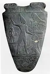Massacre d'un captif. Palette de Narmer, v. 3000 Période thinitePierre, H 64 cm.Musée du Caire
