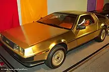Photo d'une De Lorean plaquée or