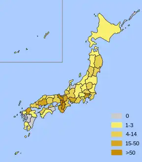 Dessin en couleur d'une carte du Japon sur fond bleu. Chaque département est coloré soit en marron, ocre, doré, jaune ou gris.