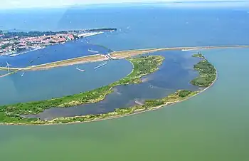 Vue d'avion, l'île prototype au premier plan, le naviduct sur l'houtribdijk et Enkhuizen en arrière-plan
