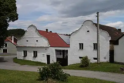 Architecture locale inspirée du baroque (style Selské baroko).