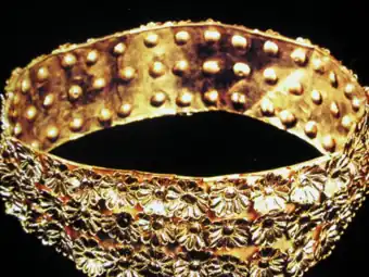 Couronne mise au jour dans une tombe des reines de Nimroud, VIIIe siècle av. J.-C. Musée national d'Irak.