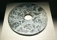 Disque bi de jade provenant de la culture de Liangzhu. Musée national de Chine, Pékin