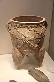 Tripode, type jia et un moule de pied, H. ≥ 40 cm. Xi'an 1955. Culture de Keshengzhuang II, Longshan du Henan au Shaanxi. Musée national de Chine, Pékin.