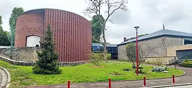 Théâtre, passerelle/foyer et côté de la salle des fêtes