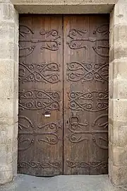 La porte avec les pentures en fer forgé, en 2007.