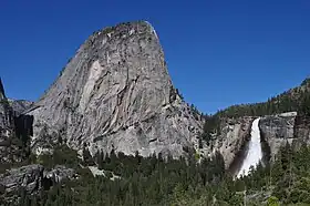 Vue du Liberty Cap avec la chute Nevada à droite.