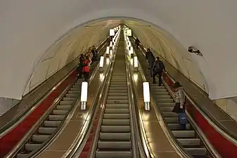 Longue descente vers la station Nevski prospekt. Il faut environ 10 minutes pour parvenir aux quais ou en remonter.