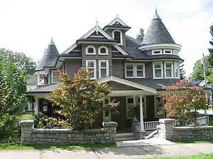 Réplique moderne d'une maison de style Shingle (c. 2004), en face de Queen's Park, New Westminster, Colombie-Britannique.