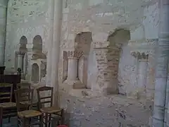 Ensemble roman constitué de colonnes et de lavabos dans l'église Saint-Germain de Littry.