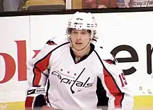 Photographie d'un joueur de hockey avec un maillot blanc