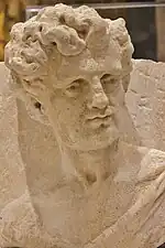 Jeune homme imberbe.