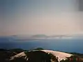 Les îles Shikinejima et Niijima (et Toshima et Ōshima) vues de l'île Kozushima.