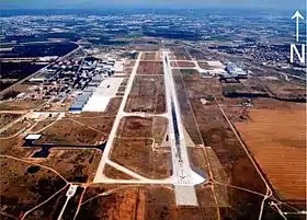 L’aéroport Nîmes-Garons en 2007 vu d'avion.