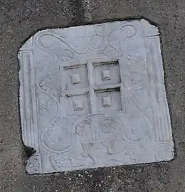 Blason sur la façade de l'église.